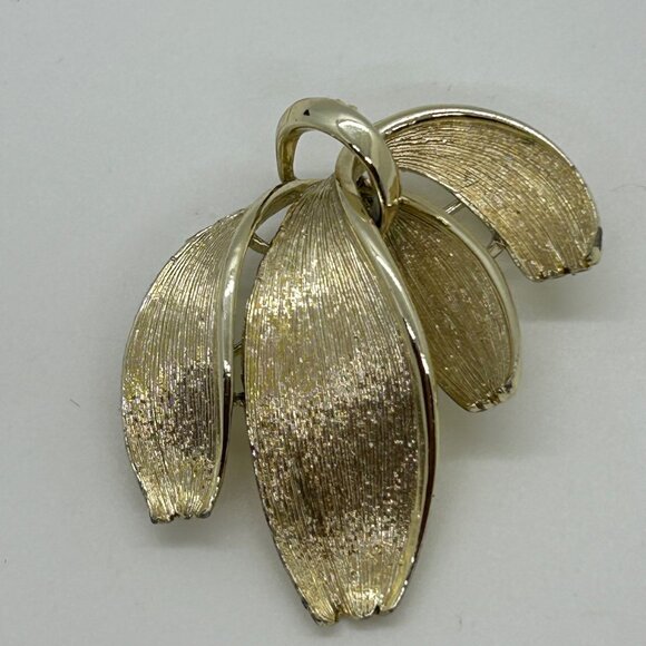 Vintage Lisner Gold-Tone Textured Leaf Brooch Pendant Floral Design Mid-Century - Picture 2 of 16